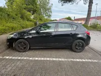Używany Opel Astra 87 KM (63 kW) 2010 Czarny Hatchback