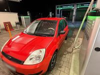 Gebraucht Ford Fiesta 69 PS (50 kW) 2005 Rot Kleinwagen