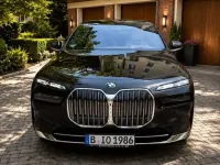 Gebraucht BMW 750e 489 PS (359 kW) 2024 Schwarz Limousine