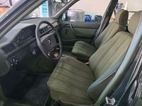 Gebraucht Mercedes E230 136 PS (100 kW) 1986 Grün Limousine