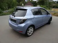 Gebraucht Toyota Yaris Hybrid 101 PS (74 kW) 2013 Blau Limousine