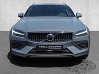 Gebraucht Volvo V60 CC Plus 197 PS (144 kW) 2023 Thunder grey / metallic Kombi