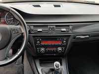 Gebraucht BMW 318 143 PS (105 kW) 2011 Rot Coupé