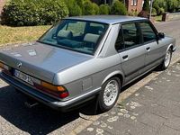Gebraucht BMW 525 129 PS (94 kW) 1987 Grau Limousine