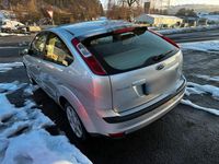 Gebraucht Ford Focus Ghia 115 PS (84 kW) 2005 Silber Limousine