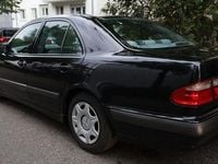 Używany Mercedes E220 Classic 136 KM (100 kW) 2001 Czarny Sedan/Limuzyna