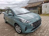 Gebraucht Hyundai i10 Select 67 PS (49 kW) 2022 Mangrove green / mic Kleinwagen