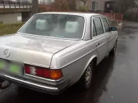 Gebraucht Mercedes E230 136 PS (100 kW) 1982 Silber Limousine