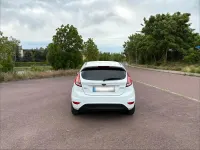 Gebraucht Ford Fiesta 100 PS (73 kW) 2014 Weiß Kleinwagen