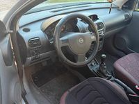 Używany Opel Corsa 75 KM (55 kW) 2001 Srebrny Hatchback