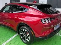Gebraucht Ford Mustang Mach-E 197 kW (269 PS) 2022 Lucidrot SUV