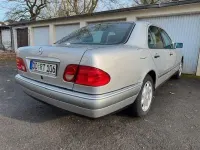 Używany Mercedes E280 Elegance 204 KM (150 kW) 1997 Srebrny Sedan/Limuzyna