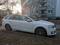 Gebraucht Skoda Octavia Ambition 150 PS (110 kW) 2016 Weiß Kleinwagen