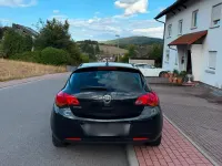 Gebraucht Opel Astra 105 PS (77 kW) 2011 Schwarz Limousine
