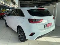Neu Kia Ceed 140 PS (102 kW) 2025 Carraraweiss Kleinwagen