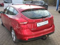 Gebraucht Ford Focus Trend 125 PS (91 kW) 2015 Candyrot metallic Limousine