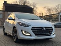 Gebraucht Hyundai i30 Passion 101 PS (74 kW) 2016 Weiß Limousine