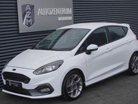 Gebraucht Ford Fiesta Ambiente 200 PS (147 kW) 2018 Sonderlackierung frostweiß Kleinwagen