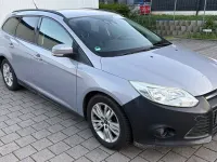 Usado Ford Focus Trend 95 CV (69 kW) 2012 Plateado Berlina