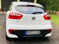 Gebraucht Kia Rio 84 PS (61 kW) 2015 Weiß Limousine