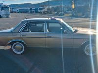 Używany Mercedes E230 136 KM (100 kW) 1983 Złoty Sedan/Limuzyna