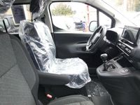 Neu Opel Combo Life 131 PS (96 kW) 2026 Gruen Van / Kleinbus