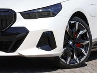 Neu BMW 550e M Sport 489 PS (359 kW) 2026 Mineralweiss Kombi