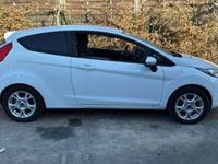 Gebraucht Ford Fiesta Trend 60 PS (44 kW) 2014 Weiß Kleinwagen