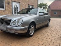Usata Mercedes E240 Elegance 170 CV (125 kW) 1998 Argento Berlina