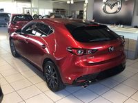 Neu Mazda 3 140 PS (102 kW) 2025 Rot Limousine