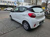 Gebraucht Hyundai i10 Select 67 PS (49 kW) 2020 Polar white / sol Kleinwagen
