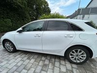 Gebraucht Kia Ceed Spirit 140 PS (102 kW) 2018 Weiß Kleinwagen