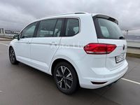 Gebraucht VW Touran 150 PS (110 kW) 2022 Weiß Van / Kleinbus