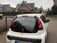 Gebraucht Peugeot 107 Active 68 PS (50 kW) 2013 Weiß Kleinwagen