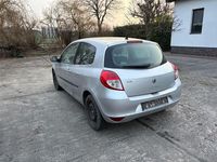 Gebraucht Renault Clio II Dynamique 75 PS (55 kW) 2010 Silber Limousine