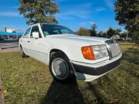 Używany Mercedes E220 150 KM (110 kW) 1993 Biały Sedan/Limuzyna