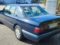 Gebraucht Mercedes E260 160 PS (117 kW) 1992 Blau Limousine