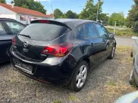 Gebraucht Opel Astra 140 PS (102 kW) 2011 Schwarz Limousine