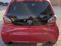 Gebraucht Toyota Aygo 68 PS (50 kW) 2011 Rot Kleinwagen