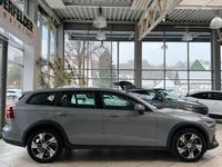 Gebraucht Volvo V60 CC Plus 197 PS (144 kW) 2023 Vapour grey / metallic Kombi