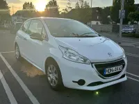 Gebraucht Peugeot 208 Access 68 PS (50 kW) 2013 Weiß Kleinwagen