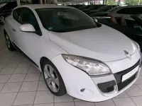 Gebraucht Renault Mégane Coupé Dynamique 106 PS (77 kW) 2011 Weiß Coupé