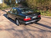Second-hand Mercedes E280 204 CP (150 kW) 1999 Negru Berlinǎ