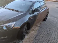 Gebraucht Opel Astra Selection 116 PS (85 kW) 2015 Schwarz Kleinwagen