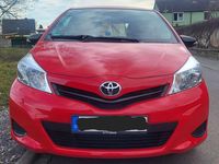Gebraucht Toyota Yaris 69 PS (50 kW) 2014 Rot Kleinwagen