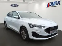 Gebraucht Ford Focus Titanium 125 PS (91 kW) 2024 Frozen white (pn3gz Limousine