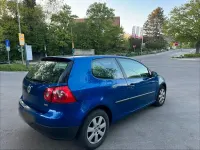 Second-hand VW Golf IV 105 CP (77 kW) 2005 Albastru Berlinǎ