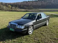 Używany Mercedes E230 132 KM (97 kW) 1992 Czarny Sedan/Limuzyna