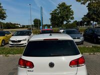 Gebraucht VW Golf VI 105 PS (77 kW) 2012 Weiß Kleinwagen