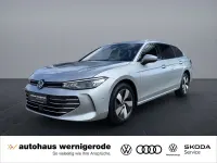 Gebraucht VW Passat 150 PS (110 kW) 2025 Oyster silver metallic Kombi